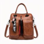 Si innamori di questo piccolo zaino in morbida similpelle vintage! Disponibile in quattro colori, sarà ideale per le sue passeggiate in città quest'estate. Grazie alle sue numerose tasche, potrà trasportare tutte le sue cose con facilità, mantenendo le mani libere e la mente leggera. Non deve far altro che divertirsi!