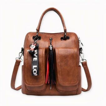 Si innamori di questo piccolo zaino in morbida similpelle vintage! Disponibile in quattro colori, sarà ideale per le sue passeggiate in città quest'estate. Grazie alle sue numerose tasche, potrà trasportare tutte le sue cose con facilità, mantenendo le mani libere e la mente leggera. Non deve far altro che divertirsi!