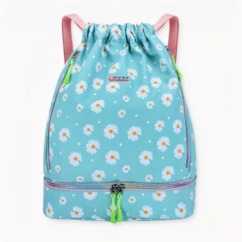 Scopra il nostro zaino sportivo con motivo a margherita. Adorabile e pratico, è impermeabile e può essere aperto dal fondo per una maggiore comodità. Grazie alle sue numerose tasche, potrà trovare la sua attrezzatura in un attimo e cambiarsi rapidamente. È un vero e proprio risparmio di tempo che le permetterà di avere più tempo libero... È disponibile in 7 colori, quindi non deve far altro che scegliere il suo preferito.
