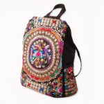 Ecco uno zaino da donna che piacerà a tutte coloro che amano adottare un look originale. Si lasci sedurre da questo zaino in tela in stile etnico. Colorato e ricamato a mano, questo accessorio di qualità la renderà unica e bellissima. È perfetto per un abbigliamento boho, elegante o vintage.