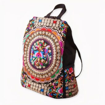 Ecco uno zaino da donna che piacerà a tutte coloro che amano adottare un look originale. Si lasci sedurre da questo zaino in tela in stile etnico. Colorato e ricamato a mano, questo accessorio di qualità la renderà unica e bellissima. È perfetto per un abbigliamento boho, elegante o vintage.