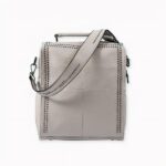 Esca di casa con stile ed eleganza con questo zaino in pelle di mucca sulle spalle. Il suo design insolito le conferirà un look chic e originale. Questo spazioso zaino da donna consente di trasportare facilmente tutti i suoi accessori e i suoi effetti personali. Tutto trova posto nel suo scomparto interno.