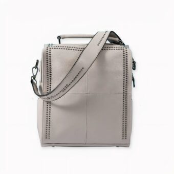 Esca di casa con stile ed eleganza con questo zaino in pelle di mucca sulle spalle. Il suo design insolito le conferirà un look chic e originale. Questo spazioso zaino da donna consente di trasportare facilmente tutti i suoi accessori e i suoi effetti personali. Tutto trova posto nel suo scomparto interno.
