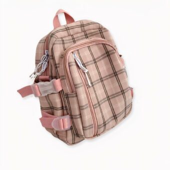 Zaino da donna a quadri in stile preppy su sfondo grigio chiaro.