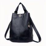 Questa borsa vintage in similpelle a forma di borsetta aggiungerà un tocco di originalità e praticità a tutti i suoi outfit! Grazie alle sue numerose tasche, potrà portare con sé tutte le sue cose quando è in giro per la città o in spiaggia. Disponibile in nero, blu, grigio, viola e rosso, la scelta è sua!