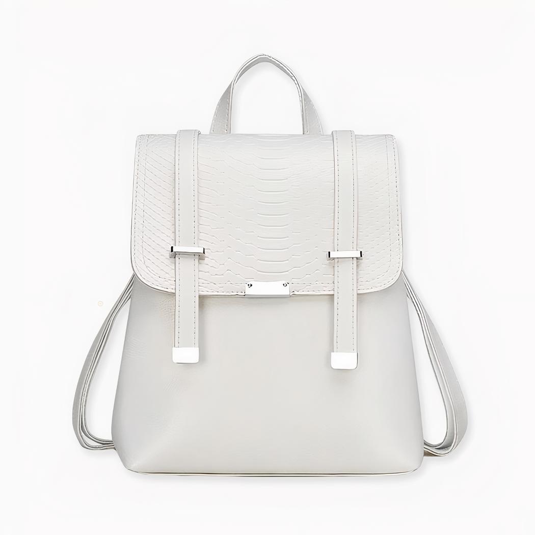 Zaino vintage in bianco con sfondo grigio chiaro.