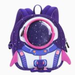 su uno sfondo chiaro vediamo uno zaino viola con un oblò simile a un casco da astronauta