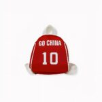 Piccolo zaino con motivo di giocatore di calcio e scritta Go China su una borsa rossa. Di buona qualità e molto trendy.