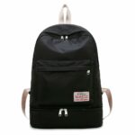 Zaino sportivo con scomparto per scarpe nero e sfondo bianco