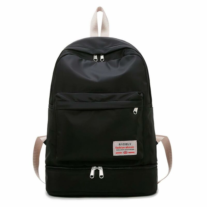 Zaino sportivo con scomparto per scarpe nero e sfondo bianco
