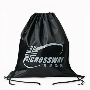 Zaino in pregiato tessuto nero con scritte bianche. Ha coulisse nere.