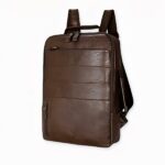 Zaino casual marrone per laptop con sfondo bianco