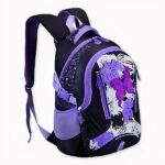 Zaino da ragazza colorato con motivo di farfalle viola e nere. Di buona qualità e molto alla moda.