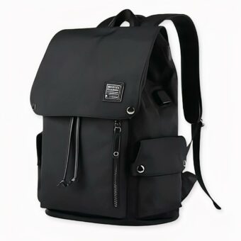 Zaino nero, stile semplice e funzionale, di buona qualità e molto pratico.