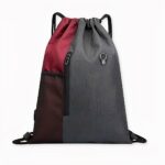 Zaino sportivo bicolore con coulisse, di buona qualità e molto pratico.