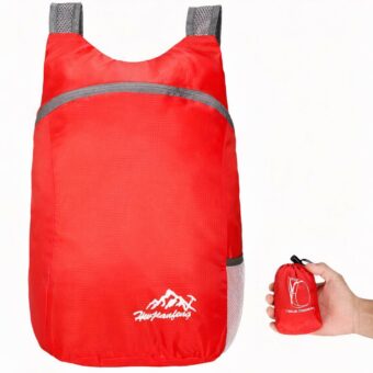 Zaino impermeabile pieghevole rosso con sfondo bianco