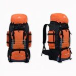 Zaino da trekking arancione molto grande con sfondo bianco