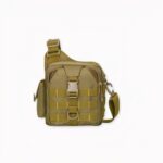 Questa borsa militare a tracolla a più scomparti, realizzata interamente in nylon, è estremamente robusta e resistente all'acqua. Dispone di un ampio spazio per riporre le sue apparecchiature digitali. La tracolla è regolabile per il massimo comfort.