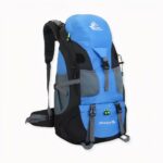 Zaino da sci impermeabile 50L in blu su sfondo grigio chiaro.