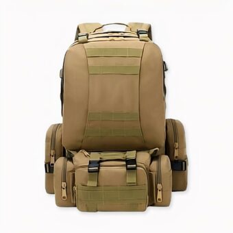 zaino da 50l in stile militare su sfondo grigio chiaro.