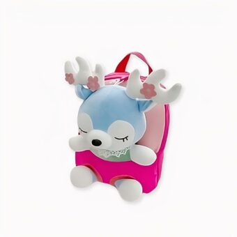 Zaino scuola in peluche per una bambina rosa con un letto bianco e un peluche bianco sul lato. Di buona qualità e molto pratico.