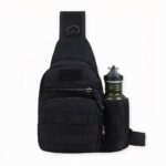 Zaino militare monospalla con scomparto per bottiglia d'acqua in nero e sfondo bianco