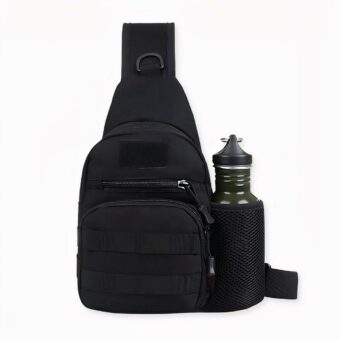 Zaino militare monospalla con scomparto per bottiglia d'acqua in nero e sfondo bianco
