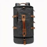 Zaino militare da uomo 50L con sfondo grigio chiaro.