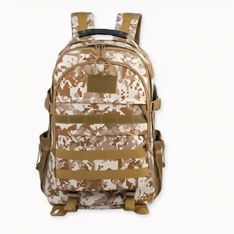 Zaino militare grande e impermeabile con sfondo grigio chiaro.
