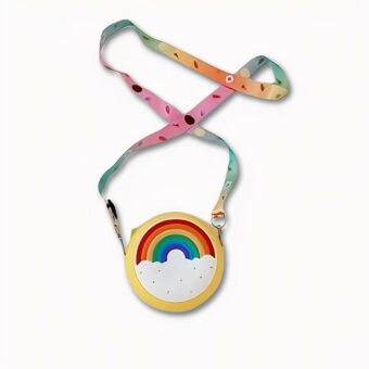 Borsetta arcobaleno con ampia e colorata tracolla regolabile su un tavolo con libri.