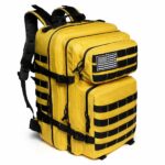 Zaino militare giallo con sfondo bianco