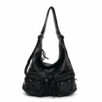 Borsa a tracolla in similpelle nera con sfondo bianco