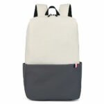 Zaino impermeabile per laptop beige e grigio con sfondo bianco