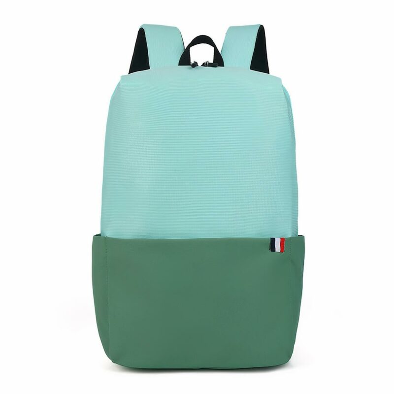 Zaino impermeabile blu e verde per laptop con sfondo bianco
