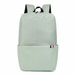 Zaino impermeabile per laptop in grigio con sfondo bianco