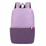 Zaino impermeabile viola per laptop con sfondo bianco
