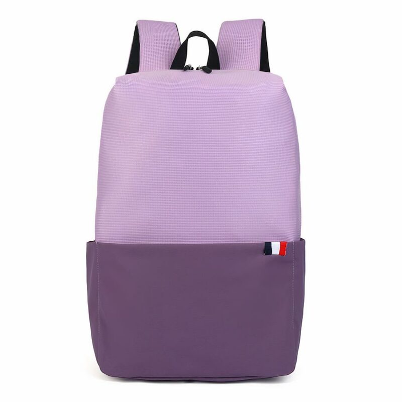 Zaino impermeabile viola per laptop con sfondo bianco