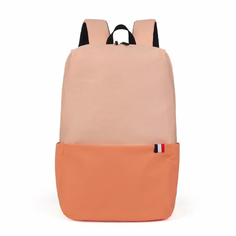 Zaino impermeabile arancione per laptop con sfondo bianco