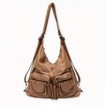 borsa a tracolla in similpelle beige su sfondo grigio chiaro.