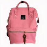 Questo zaino è perfetto per la scuola. È elegante e pratico, con molto spazio per i suoi libri di testo e altre forniture. Il design colorato lo rende facile da trovare in un armadietto affollato, e i comodi spallacci lo rendono facile da trasportare.