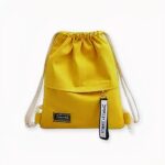 Questo zaino è perfetto per la donna professionale che desidera un modo elegante e pratico per trasportare i suoi effetti personali. Le tinte unite sono senza tempo e versatili, mentre i dettagli colorati fanno sì che questa borsa si distingua dalla massa. Che si rechi al lavoro o in vacanza, questo zaino in tela la aiuterà ad apparire al meglio.