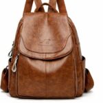 Borsa in similpelle di pecora. La borsa è di colore marrone chiaro. Ha due piccole tasche laterali. Una tasca centrale grande e una tasca centrale più piccola. Ha un passante per agganciarla a un gancio e due passanti per portarla sulla schiena.