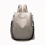 Scopra questo magnifico zaino impermeabile antifurto in stile borsa moderna. Le conferirà un look cittadino elegante. Amerà la sua praticità, con spazio sufficiente per un computer portatile. Questo zaino sarà il suo compagno quotidiano ovunque vada!