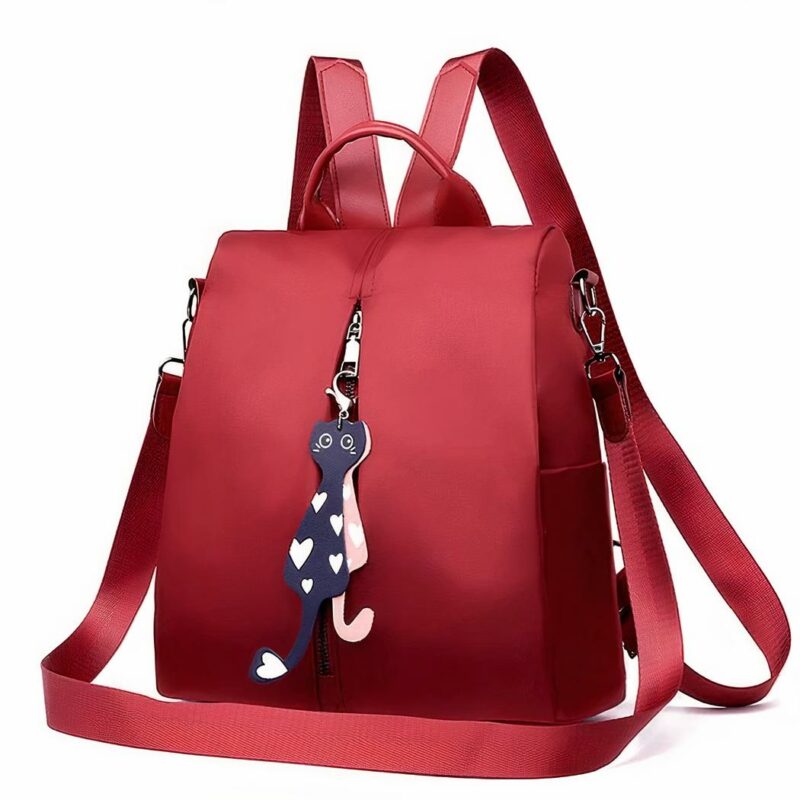 Zaino Oxford rosso da donna con ciondolo e sfondo bianco