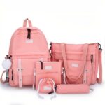 Set di zaini con ciondolo a forma di pompon rosa su sfondo bianco