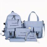 Questo set di zaini in tela per ragazze e donne adolescenti è composto da cinque borse di alta qualità. Queste borse sono robuste e durevoli, il che le rende perfette per l'uso quotidiano. Sono anche spaziose e possono contenere tutto il necessario per le sue attività quotidiane. Queste borse sono belle e alla moda.