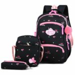 Uno zaino nero e rosa, una piccola borsa e un portamatite sono visibili su uno sfondo bianco.