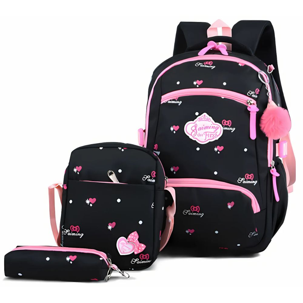 Uno zaino nero e rosa, una piccola borsa e un portamatite sono visibili su uno sfondo bianco.