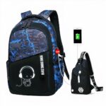 Zaino con motivo graffiti e porta USB per ragazzi in blu e nero con sfondo bianco