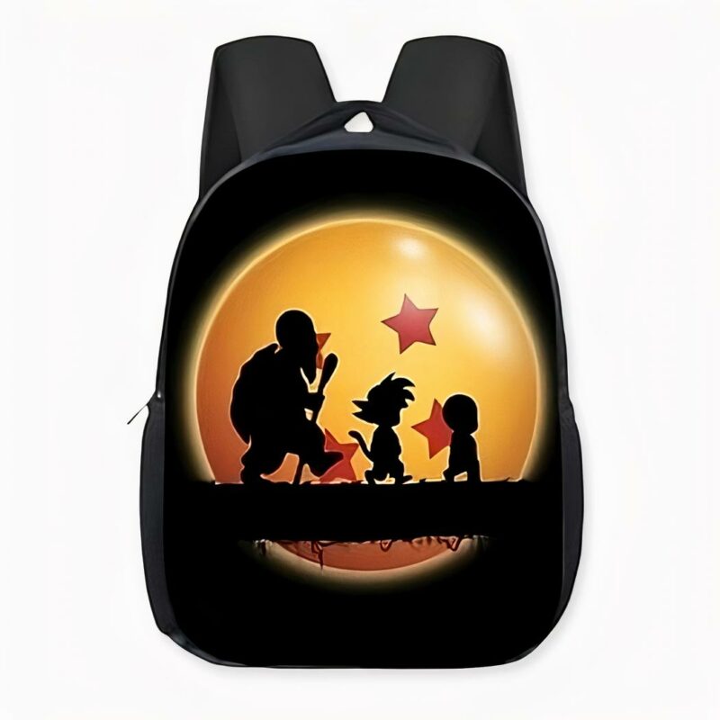 Ecco lo zaino perfetto per il suo piccolo fan di Dragon Ball Z! Questa borsa elegante e pratica presenta un grazioso design a sfera di cristallo con l'effigie della fantastica tartaruga, Son Goku e Krilin. Questo zaino di Dragon Ball Z con motivo a sfera di cristallo è leggero. È elegante per l'uso quotidiano.
